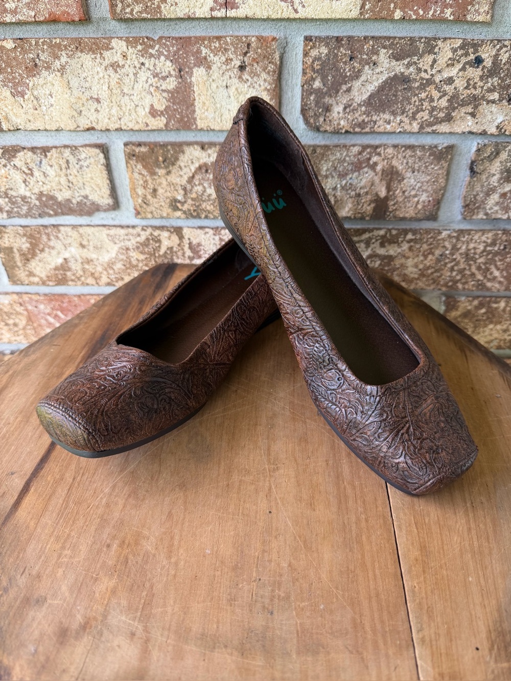 Yuu "Impress" Brown Embossed Slip On Ballet Flats 10 Medium Excellent Condition